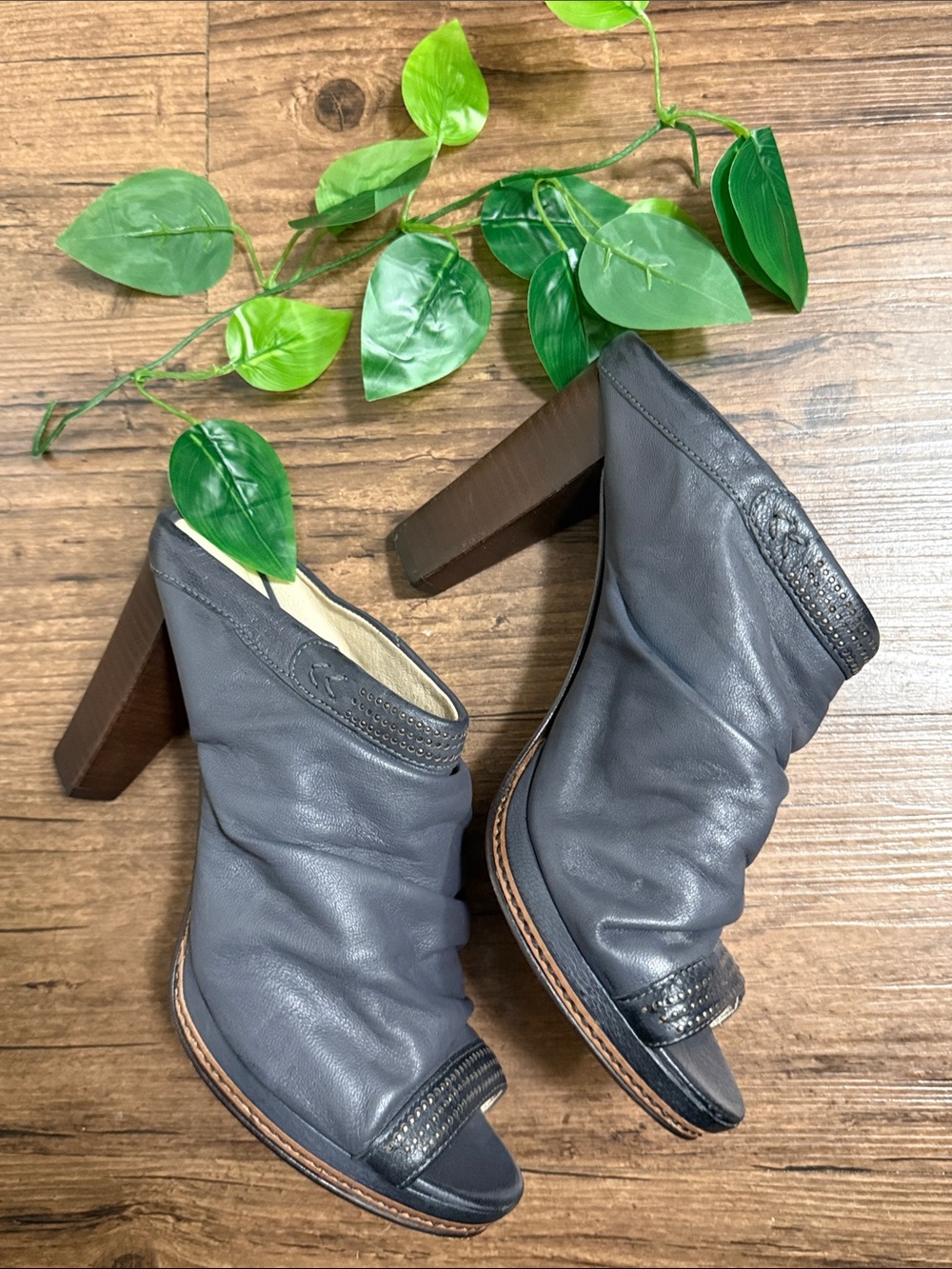 Bernardo Vero Cuoio Gray Leather Open-Toe Block Heel Mules 3 1/2 Inch Heel🔥